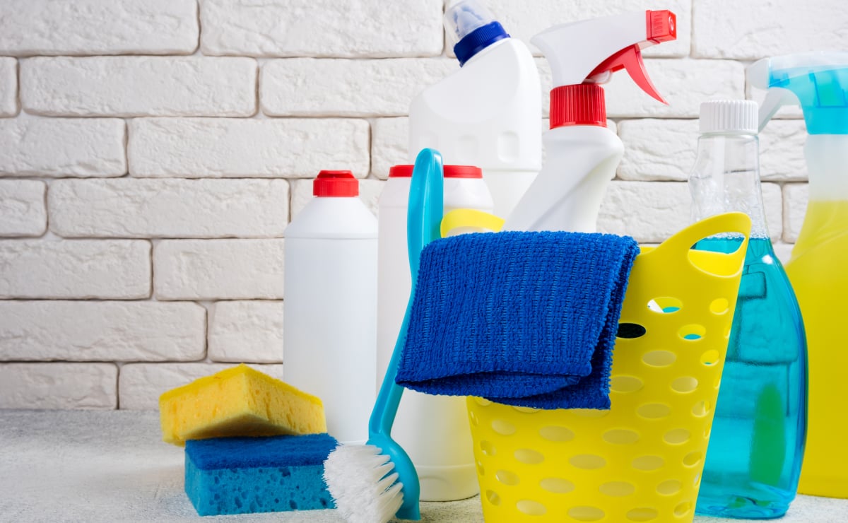 11 produtos de limpeza que não podem faltar na despensa