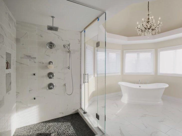 30 chuveiros de teto que transformam o visual dos banheiros