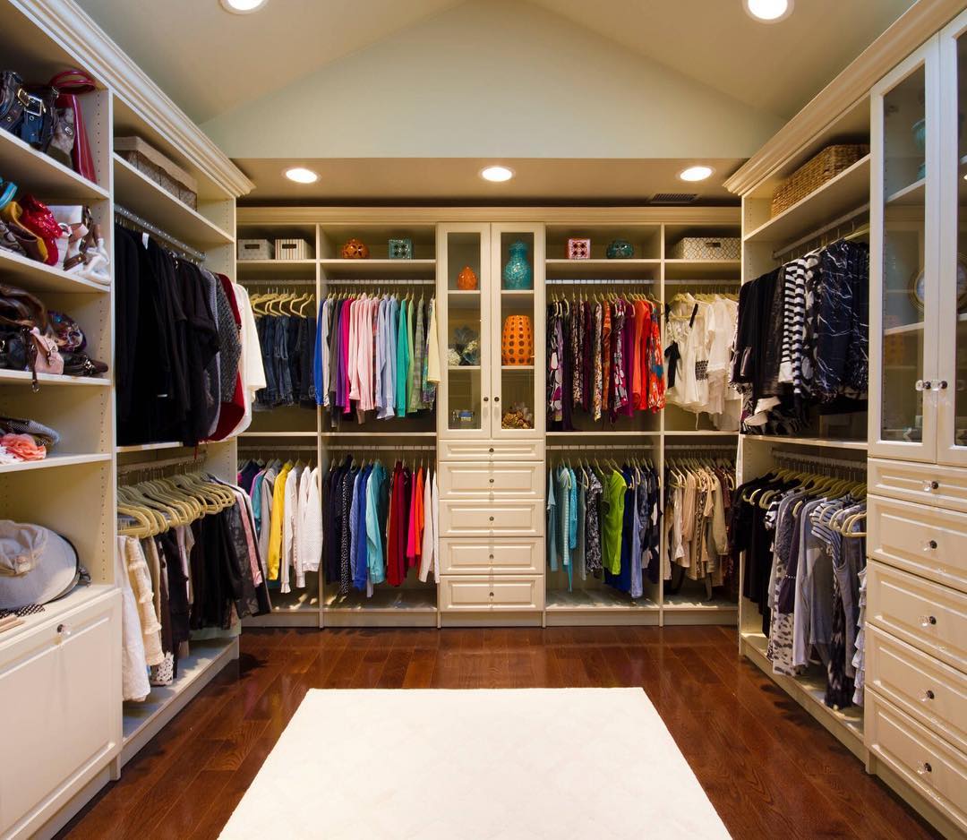 85 projetos de closet impecáveis para organizar suas roupas