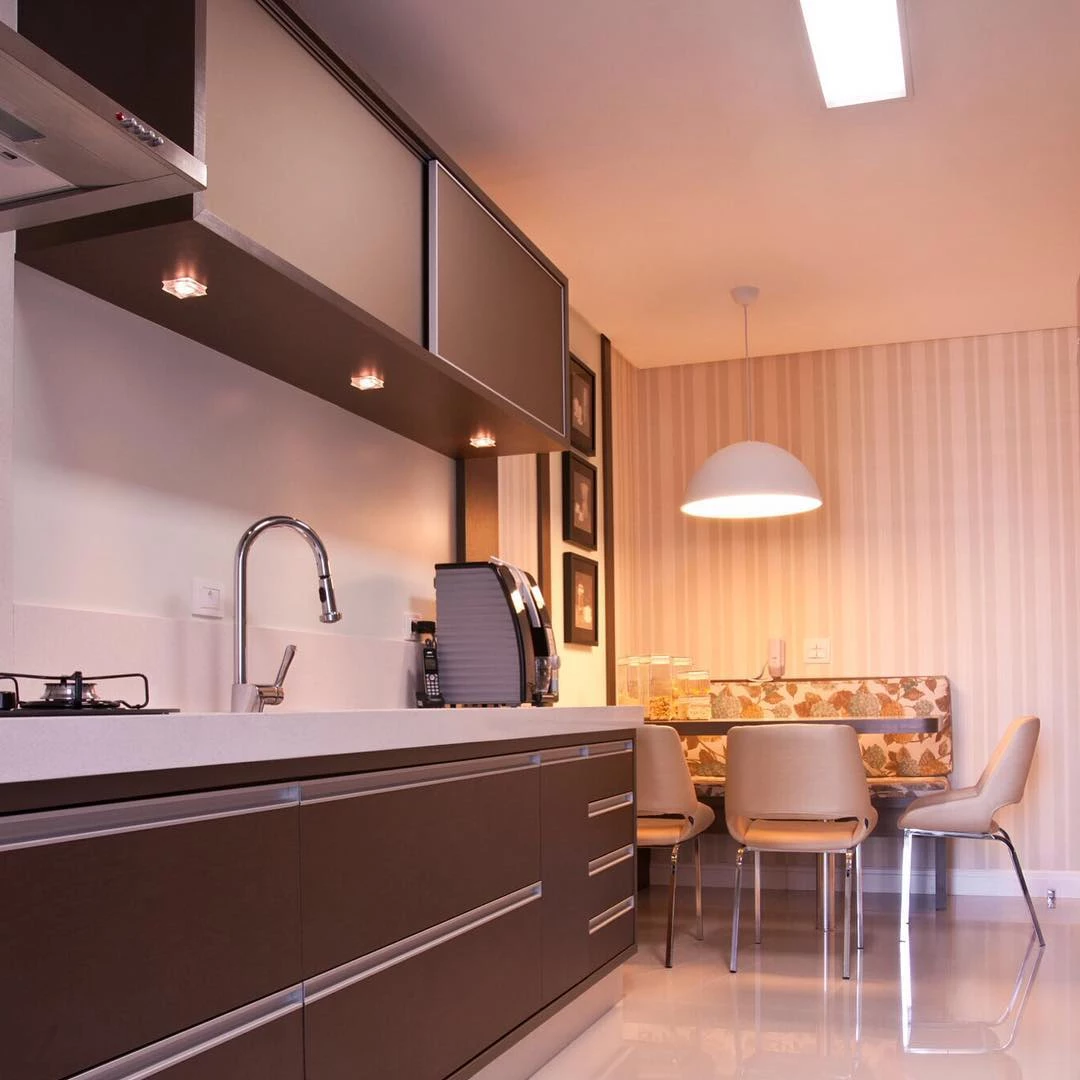 cozinha planejada pequena com iluminação adequada