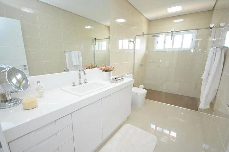Banheiro branco: 75 ideias de decoração possíveis de ter em casa