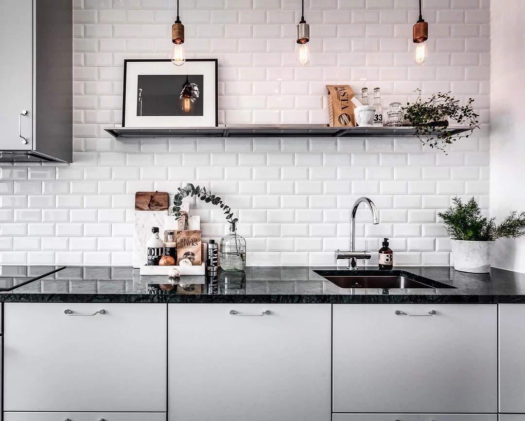 Cozinha branca com detalhes em preto