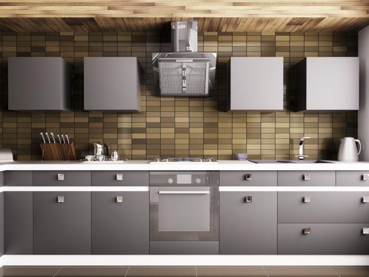 Cozinha com armários em cinza e preto com bancada em madeira clara