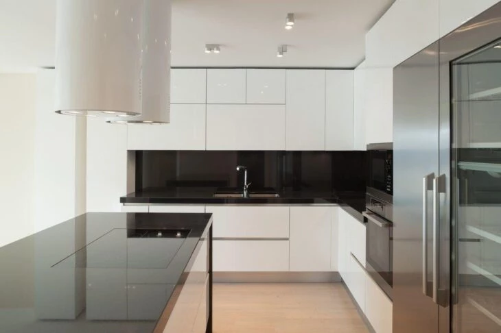 Foto de cozinha preta e branca 32 - 32