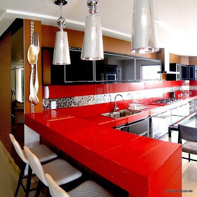 Cozinha vermelha com prateleiras