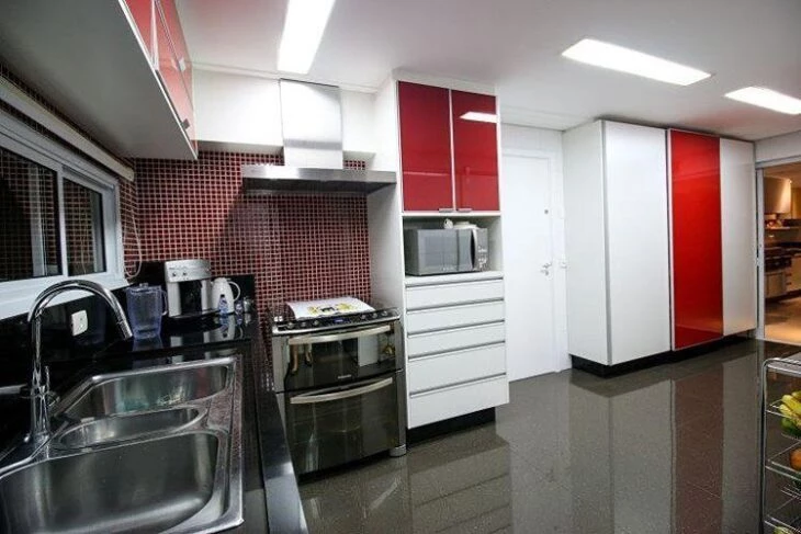 Foto de cozinha vermelha 21 - 24