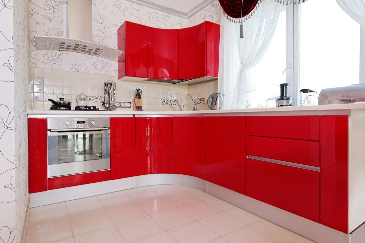 Cozinha com armário vermelho em ambiente amplo e moderno