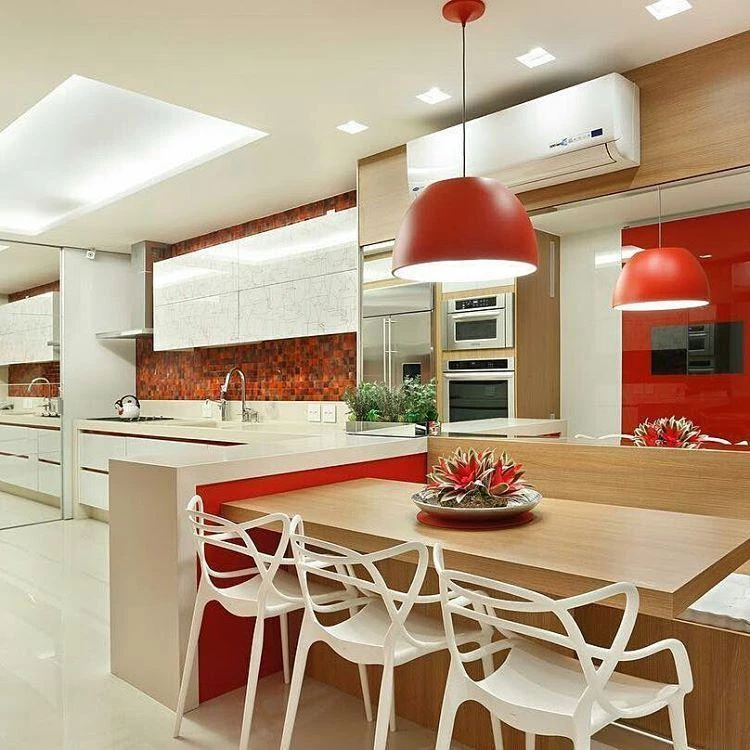 Cozinha vermelha com cortinas