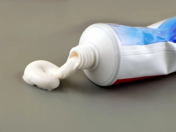 20 maneiras inovadoras de usar pasta de dente na limpeza de casa