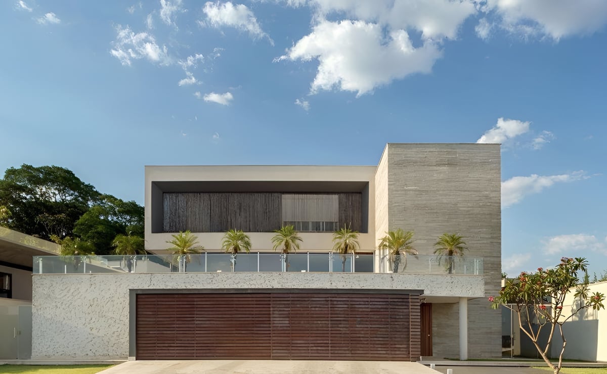 Fachada de casa clássica contemporânea com cor concreto e aberturas pretas!  - Decor Salteado