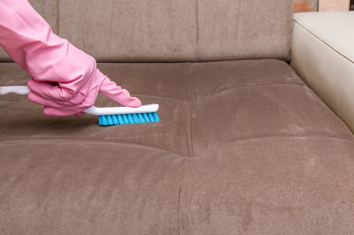 Como limpar sofá: truques espertos para a limpeza ideal do seu estofado