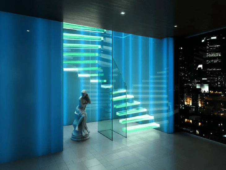 Escada de vidro: 30 modelos incríveis para inspirar o seu projeto