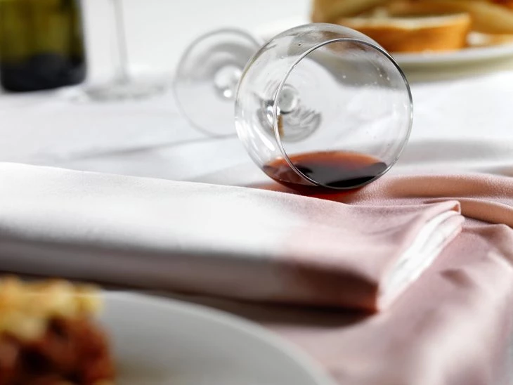 13 métodos para tirar mancha de vinho da roupa