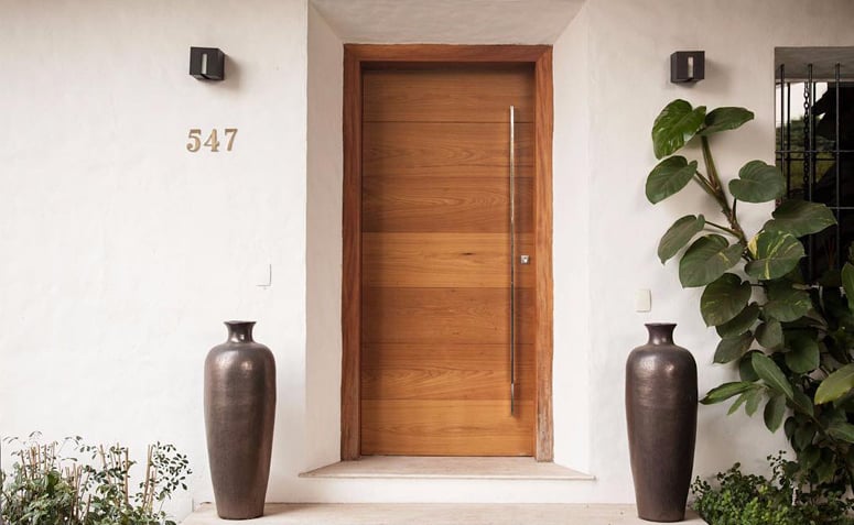 80 modelos de portas de entrada de madeira para transformar sua casa
