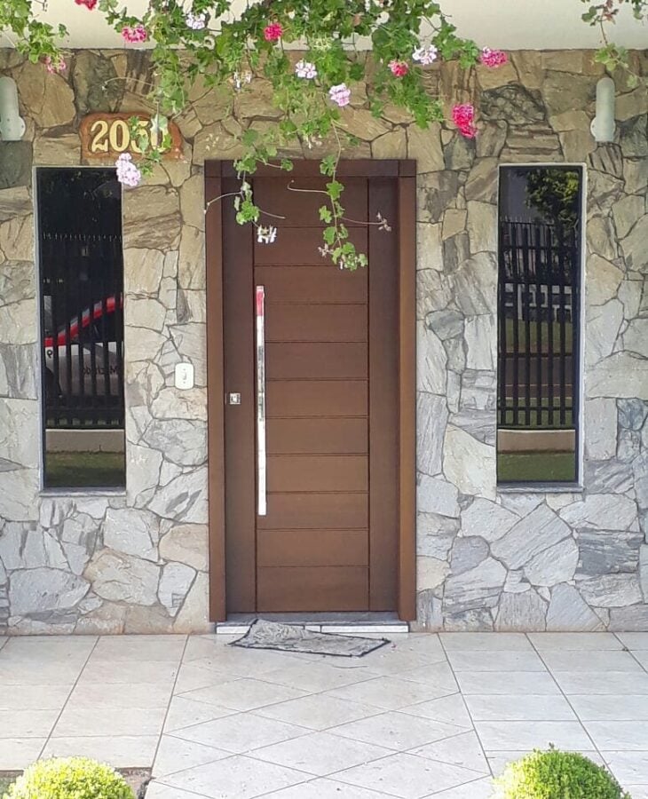 Foto de portas de entrada de madeira 25 - 45