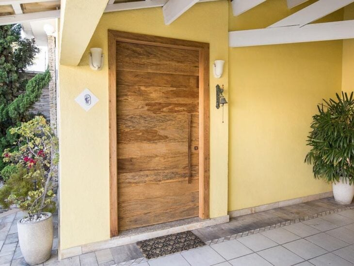 Foto de portas de entrada de madeira 50 - 50