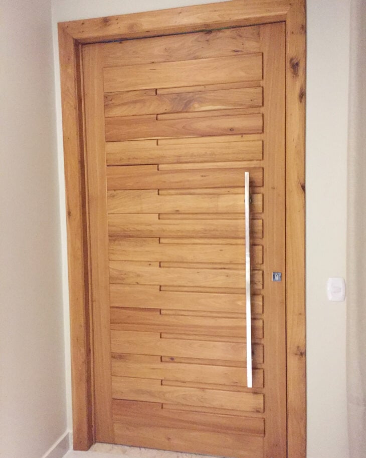 Foto de portas de entrada de madeira 70 - 90