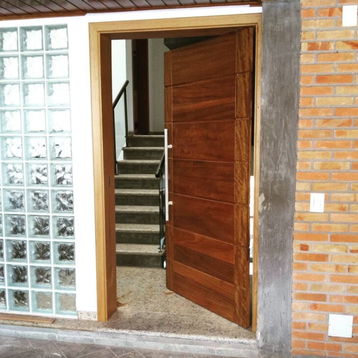 Foto de portas de entrada de madeira 79 - 278