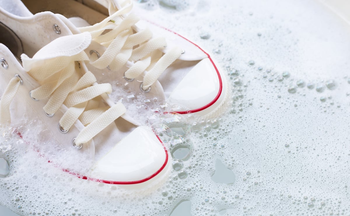 Como limpar tênis branco: 5 truques infalíveis para ajudar na tarefa