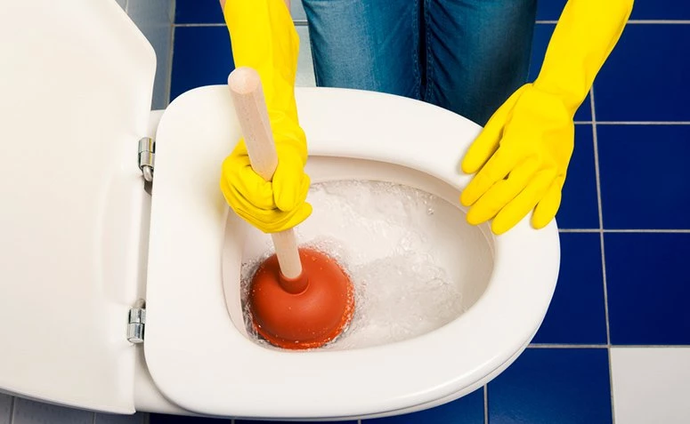 Como desentupir vaso sanitário: 8 maneiras fáceis e eficazes