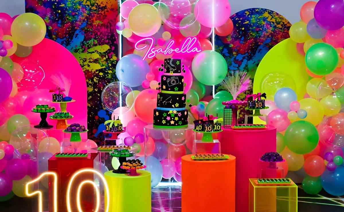 80 ideias de festa neon para uma decoração colorida e muito divertida