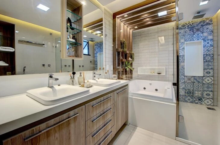 Foto de armario de banheiro com espelho 14 - 15