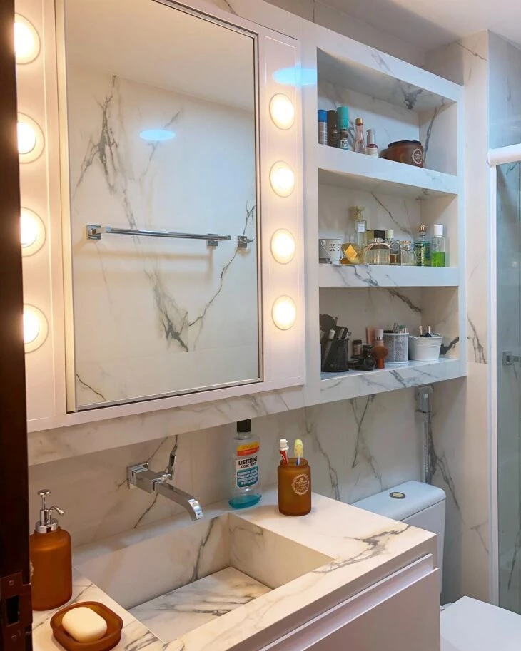 Foto de armario de banheiro com espelho 18 - 19