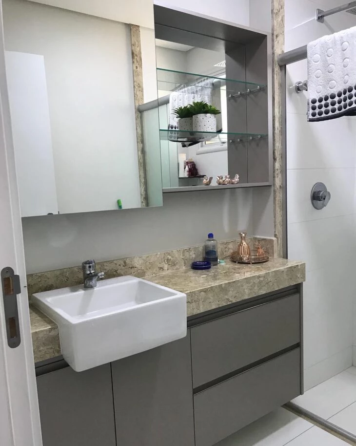 Foto de armario de banheiro com espelho 19 - 20