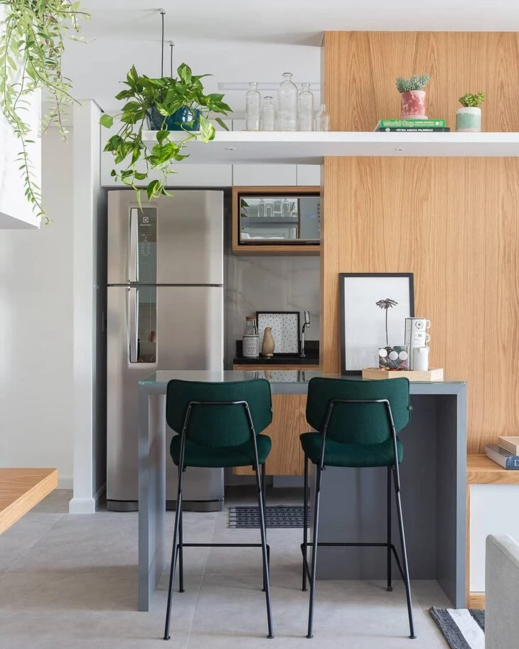 Imagem de cozinha pequena com mesa pequena e bancos dobráveis