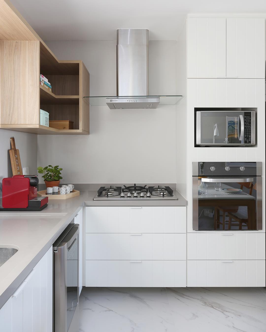 Cozinha em L com eletrodomésticos integrados ao armário