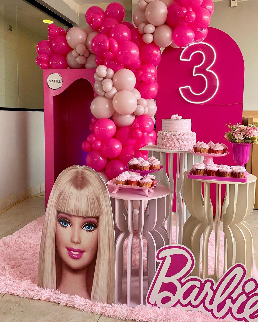 Barbie cake em 2023  Bolo de aniversário da barbie, Festa de aniversário  da barbie, Aniversário da barbie
