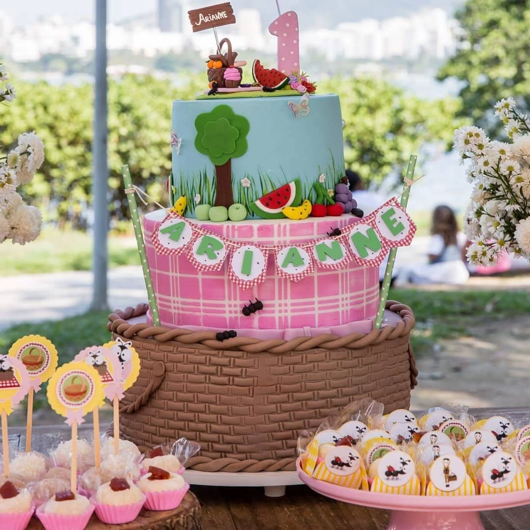 Festa Piquenique 80 Ideias Encantadoras Para Uma Celebracao Ao Ar Livre - bolo decorado com chantilly tema roblox