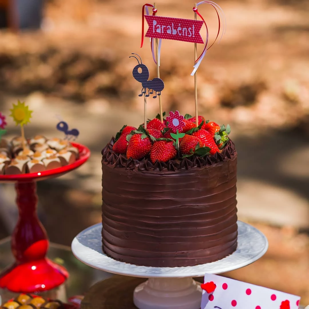 Festa Piquenique 80 Ideias Encantadoras Para Uma Celebracao Ao Ar Livre - bolo decorado com chantilly tema roblox