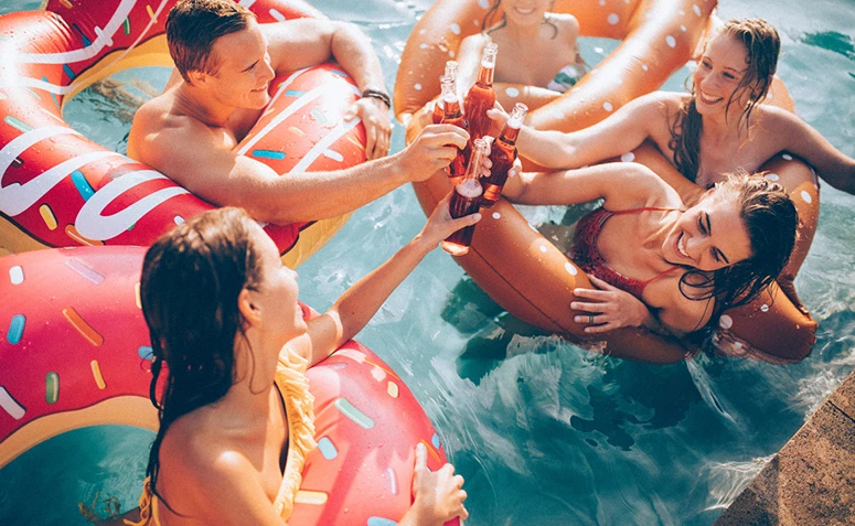 Pool party: 10 dicas para montar uma festa na piscina - Casa Vogue
