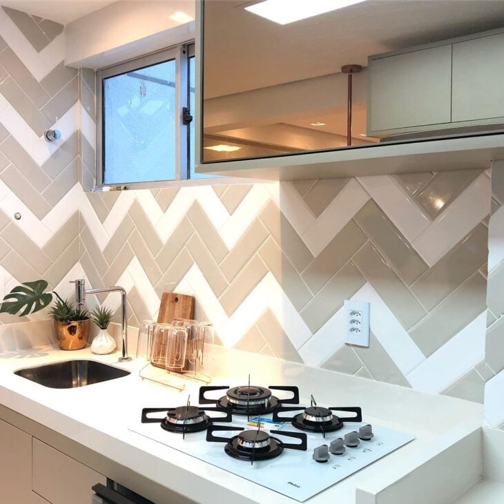 Cozinha com papel de parede para azulejo estilo metrô