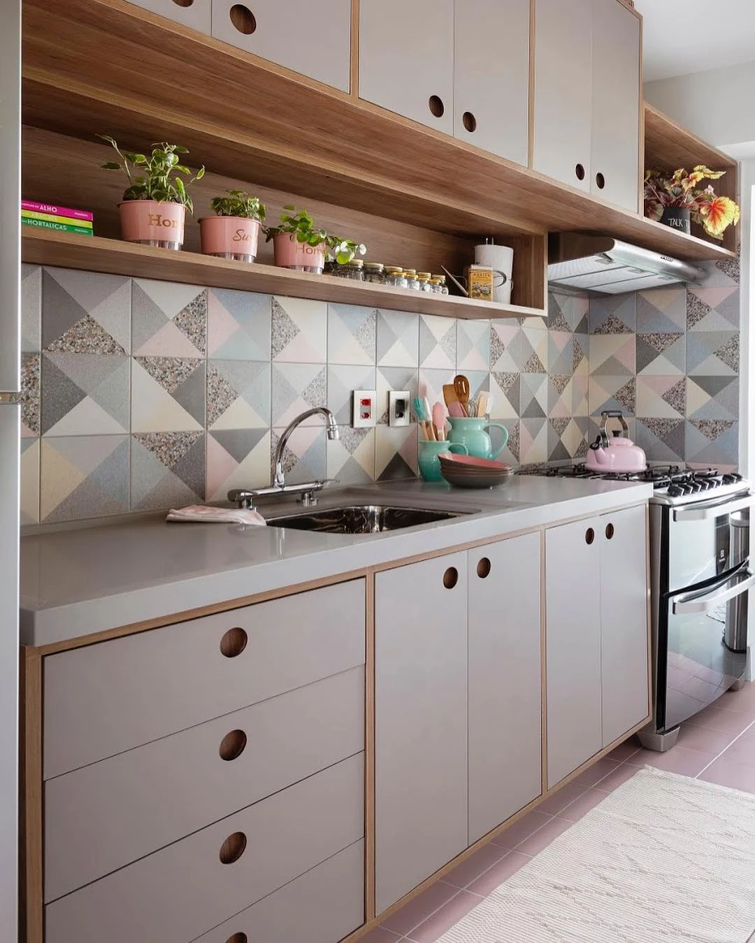Azulejo português em destaque na cozinha