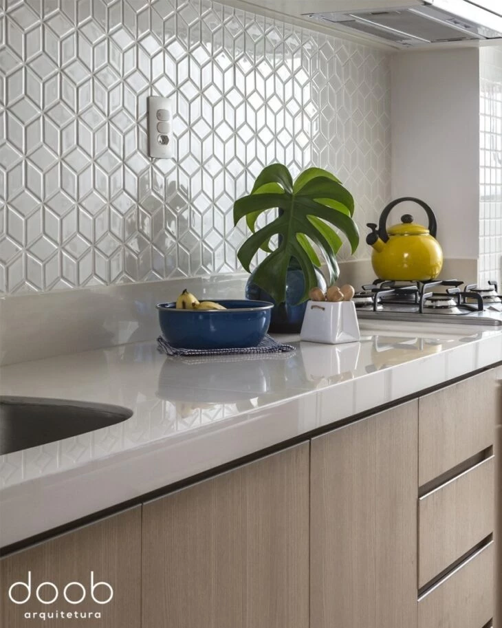 Cozinha com papel de parede para azulejo estilo pastilha