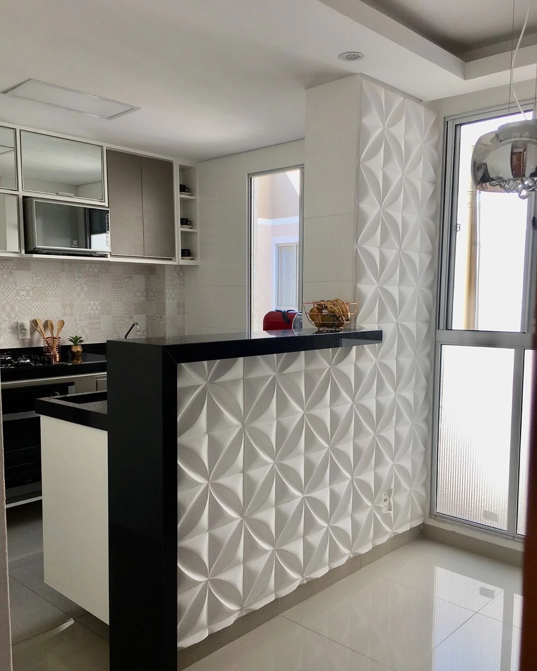 Azulejo preto em formato retangular na cozinha