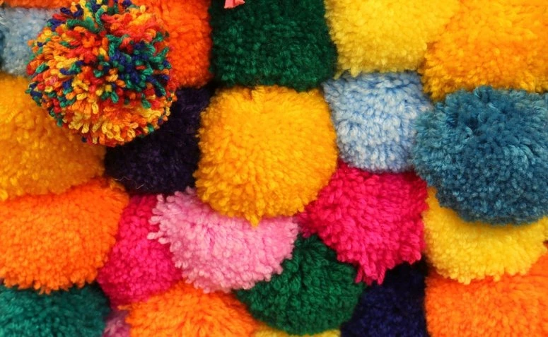 Como fazer pompom de lã: 8 maneiras simples e cheias de fofura