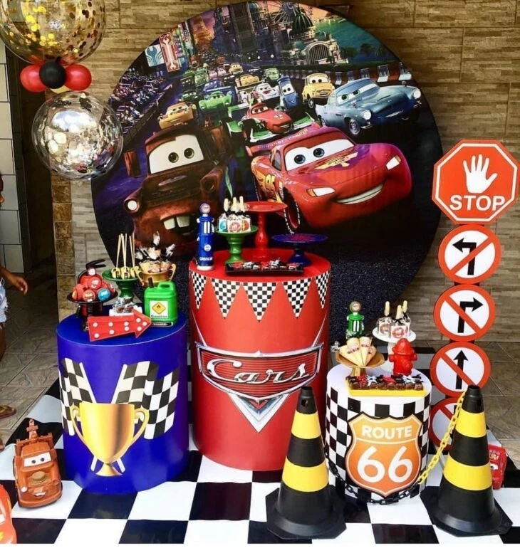 Blog Encontrando Ideias  Festa temática de carros, Aniversário de carro de  corrida, Decoração de festa infantil tema carros