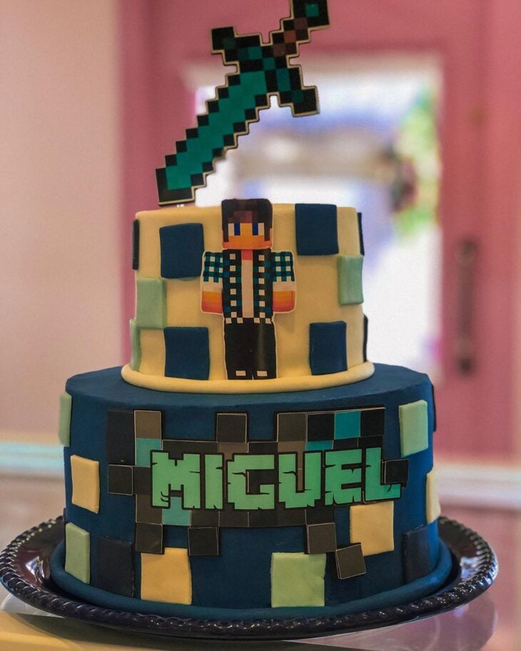 ROSY BOLOS - Bolo Minecraft para o aniversário do Manoel🎮📲 Confeitaria  não é só bolo lisinho não, também tem o tradicional trabalho em bico. E  assim temos esse resultado em quadriculado para
