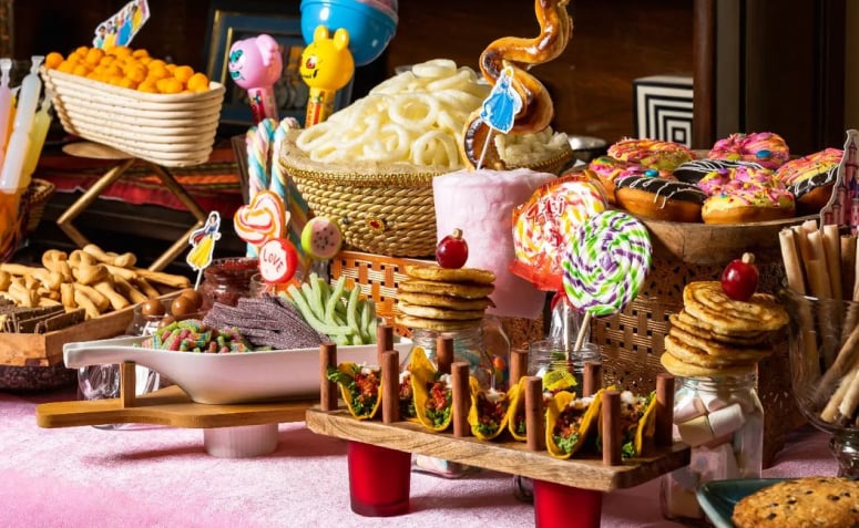 bolo da Lol  Bolo festa infantil, Bolo de formatura infantil, Festas de  aniversário surpresa