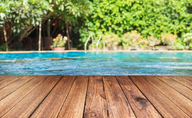 piscina com deck de madeira na área de lazer