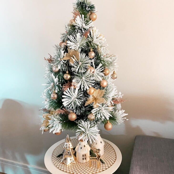 árvore de natal pequena para mesa, ela é dourada e branca