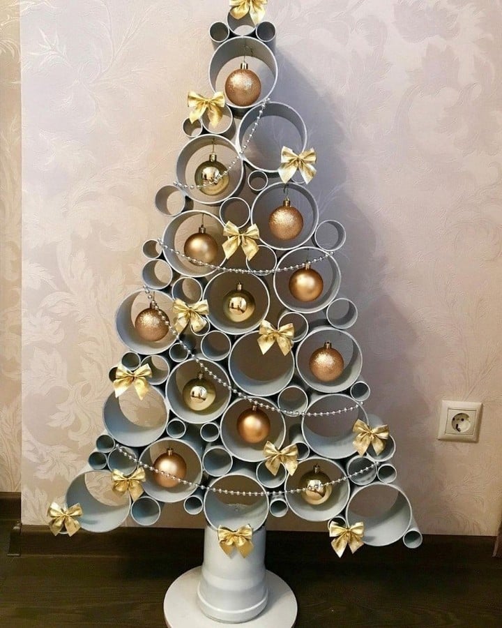 árvore de natal pequena e simples feita de canos PVC