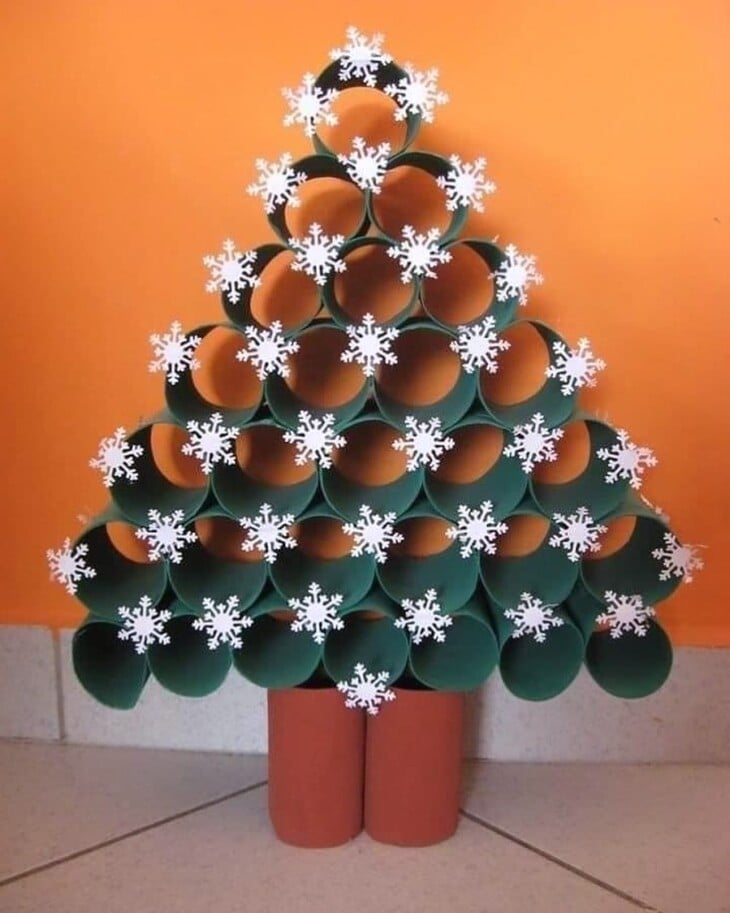 árvore de natal pequena e simples feita de rolo de papel higiênico