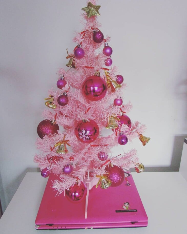 árvore de natal pequena rosa