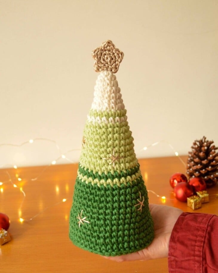 árvore de natal pequena para mesa, ela é feita de crochê 