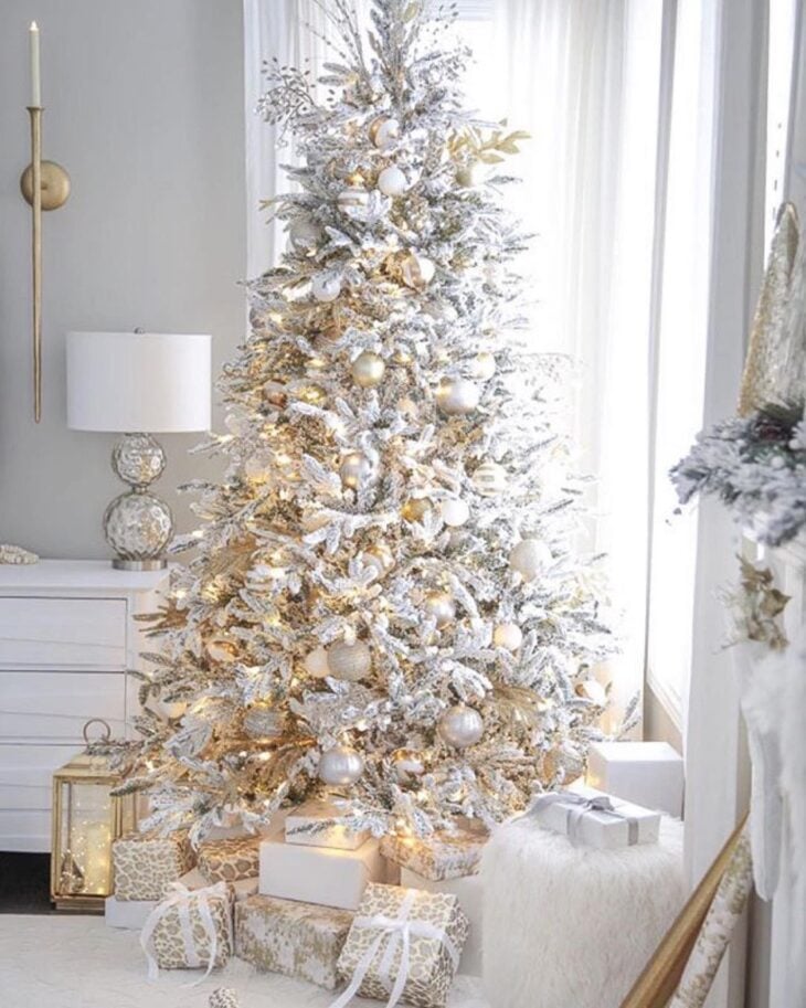 Arvore de Natal branca e dourada …