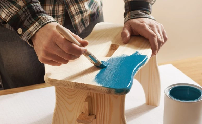 Tinta para madeira: tipos e tutoriais para colocar a pintura em prática